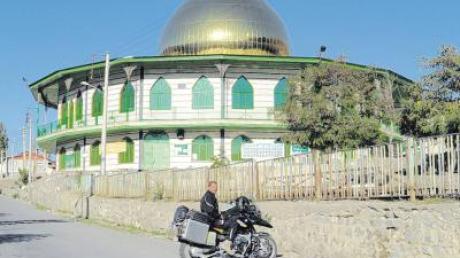 Diese runde Moschee aus Holz steht im Iran. Franz Grieser entdeckte sie während seiner Motorradtour von Adelzhausen nach Teheran. 