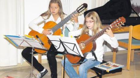 Fingerfertigkeit zeigten Anna Heider (rechts) aus Kühbach und Therese Schilberth aus Aichach auf ihren Gitarren. Die Zuhörer des Abends waren begeistert.