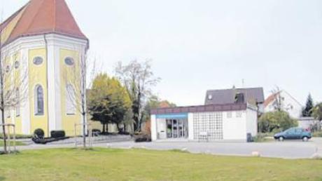 Zu „nackert“ sei der Platz vor der Raiffeisenbank (Augusta-Bank) in Kühbach und bedarf einer besseren Gestaltung, wurde bei der Bürgerversammlung kritisiert. 