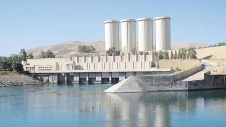 Die Bauer AG aus Schrobenhausen hofft auf einen Milliardenauftrag: die Sanierung des Mosul-Staudamms im Irak. Das Bauwerk am Fluss Tigris ist die größte Talsperre des Landes und muss dringend stabilisiert werden. US-Militärexperten warnen vor einem Bruch des Damms und den Gefahren für die Millionenstadt Mosul. 