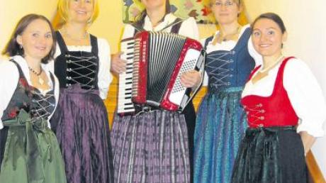 Die Musikgruppe Fünf Jahressaiten spielte beim Empfang für die Helfer der Pfarrei St. Leonhard in Inchenhofen Stubenmusik. 
