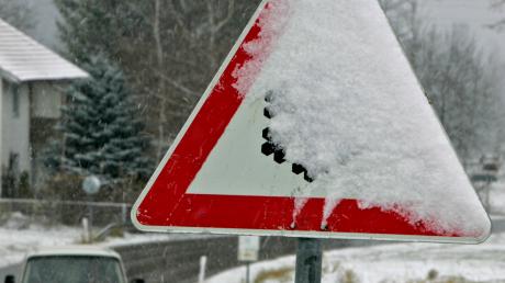 Glatte Straßen haben nahe Pöttmes und Schiltberg zu den ersten Glatteisunfällen dieses Winters im nördlichen Wittelsbacher Land geführt. 