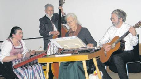 Die Instrumentalgruppe spielt Stub’n-Musi auf traditionellen Zupfinstrumenten: (von rechts) Walter Bednarz (Gitarre), Annelies Bamert (Zither), Ludwig Ried (Kontrabass) und Marelies Hammerl (Hackbrett). 
