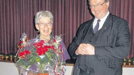 Aushilfsmesnerin Luise Huber erhielt Blumen zum 70. Geburtstag.
