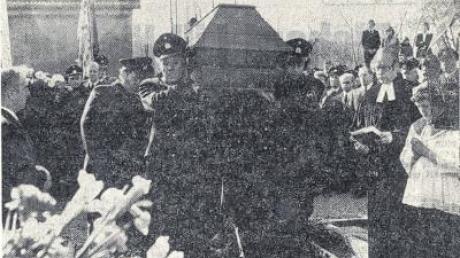 Hunderte von Polizeibeamten hatten sich im März 1975 auf dem kleinen Todtenweiser Friedhof eingefunden, um ihrem toten Kameraden Bernd-Dieter Kraus die letzte Ehre zu erweisen. Auch Innenminister Dr. Bruno Merk kam. 