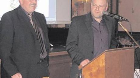 Konrad Carl, zweiter Bürgermeister der Gemeinde Todtenweis, dankte bei der Bürgerversammlung Thomas Riß für seine Arbeit. 