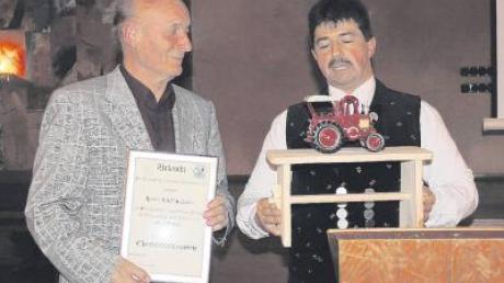 Zum Ehrenmitglied des Fördervereins 1000 Jahre Todtenweis wurde Altbürgermeister Josef Kodmeir ernannt. Vorsitzender Thomas Eberle (rechts) überreichte ihm dazu ein Modell eines Lanz-Bulldogs. 