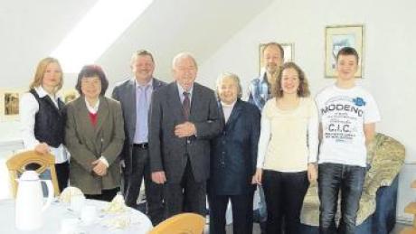 Hans Danner (Vierter von links) aus Adelzhausen feierte im Kreis seiner Familie den 85. Geburtstag. Auch Bürgermeister Lorenz Braun (Dritter von links) gratulierte zum Jubiläum. 