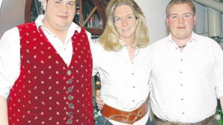 Gwendolyn Freifrau von Beck-Peccoz ist nun offiziell Fahnenmutter der Kühbacher Burschen. Mit auf dem Foto sind die Vorsitzenden Alexander Böck (links) und Dominik Neumeyer. 