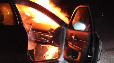 In Inchenhofen musste am späten Freitagnachmittag die Freiwillige Feuerwehr ausrücken. Ein Mercedes hatte zu brennen begonnen. Der Fahrer konnte sich retten.