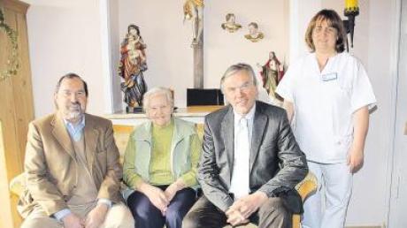 Maria Enderle (2.v.l.) feierte ihren 85. Geburtstag. Zu den Gratulanten zählten Bürgermeister Johann Lotterschmid (2.v.r.) und der Vorsitzende des Pfarrer-Knaus-Heimes, Federico Freiherr von Beck-Peccoz (links). Mit auf dem Bild ist die Pflegedienstleiterin Viktoria Kunz. 