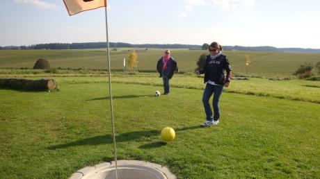 Das Runde muss ins Runde: Die Regel des Golfsports gilt auch für den Fußballgolf. Hier eine Aufnahme vom Soccerpark in Willaberg bei Bodenkirchen. 