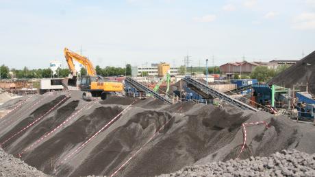 Die Lech-Stahlwerke aus Herbertshofen möchte ihre Schlacke in einer Deponie bei Holzheim lagern. 