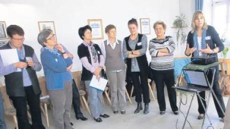Referentin Gudrun Fendt (rechts) mit Teilnehmerinnen bei der Bezirkskonferenz des Katholischen Frauenbundes in Klingen. 