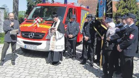 Pfarrer Michael Schönberger gab am Tag der Arbeit dem neuen Einsatzfahrzeug der Klingener Feuerwehr den kirchlichen Segen. 