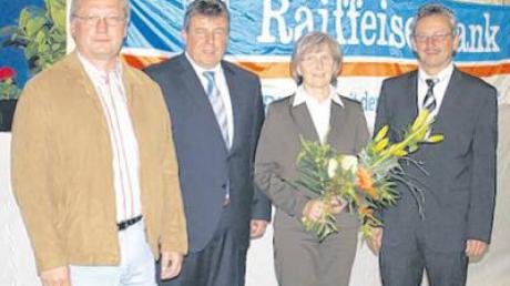 Nach über 38 Jahren im Betrieb wurde Hildegard Braun von Bankdirektor Franz Schmaus (rechts), Günter Hahn (Zweiter von links) und Lagerleiter Leonhard Geil verabschiedet. 