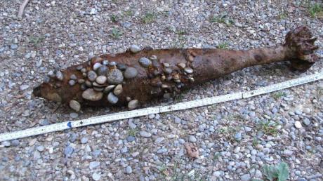 Eine Mörsergranate ist im Wald bei Zahling gefunden worden. Dieses Exemplar aus dem Zeiten Weltkrieg lag Jahrzehnte im Lech.      