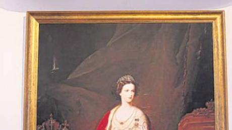 Zwei Ausstellungsstücke, die ab heute im Sisi-Schloss zu sehen sind und einen Eindruck von ihrer Zeit und der Rolle der Frau geben. Links eine Baldachinkrone um 1700 in Wien. Derartige Kronen wurden oft in Dom- und Wallfahrtskirchen verwendet. Rechts in anmutiger Haltung und Robe Kaiser Franz Josef und Kaiserin Sisi. 