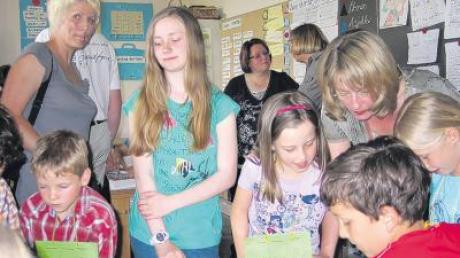 Beim Forscherfest in der Grundschule Adelzhausen zeigten sich nicht nur die Kinder interessiert. 