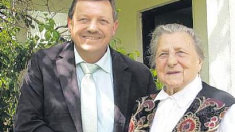 Bürgermeister Lorenz Braun gratulierte Anna Schamberger zu ihrem 90. Geburtstag. 