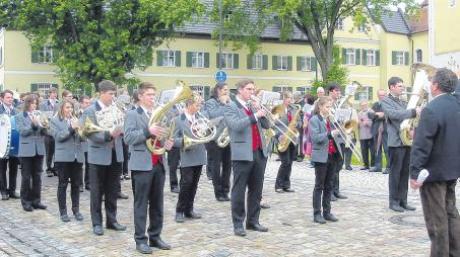 Der Musikverein Kühbach feierte am Wochenende sein 25-jähriges Bestehen. Die Mitglieder bezogen vor der Kirche Aufstellung und führten den Festzug durch die Marktgemeinde an. 