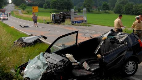 Der Fahrer dieses Golf verstarb heute früh nahe Eurasburg in seinem Wagen nach dem Zusammenprall mit einem Lkw (im Hintergrund). 