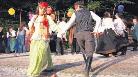 Beim Maskenball tanzen Beatrice (Angelika Kolodinski) und Benedikt (Tobias Wenhardt) zusammen. Die diesjährige Hofberg-Inszenierung ist wie gewohnt auch ein Fest fürs Auge. 