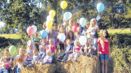 Beim Herbstfest in Ebenried gab es bunte Luftballons für die Kinder. 