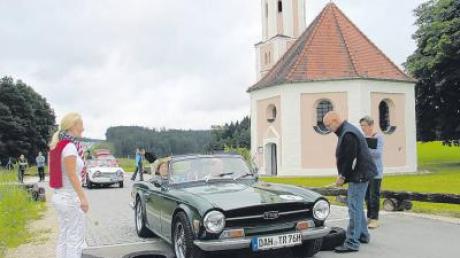 Bevor sie die Rallye bei St. Salvator in Adelzhausen starten durften, mussten die Teilnehmer eine Geschicklichkeitsprüfung absolvieren. Rechts Gruppenleiter Wolfgang Schmidt aus Landmannsdorf. 