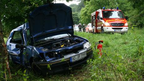 Gegen einen Baum prallte dieses Auto bei einem Unfall am Sonntagnachmittag bei Blumenthal. Eine 19-Jährige wurde schwer verletzt, der 22-jährige Fahrer leicht.
