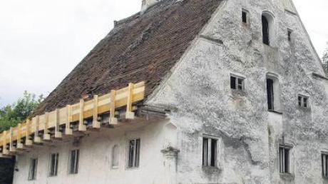 Das Dach der alten Unterschneitbacher Mühle ist abgesichert.  