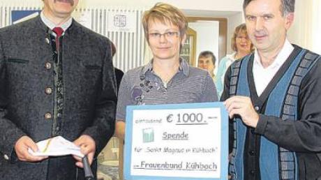 Barbara Grimm überreichte im Namen des Frauenbundes 1000 Euro an Pfarrer Paul Mahl und Pfarrgemeinderatsvorsitzenden Martin Gasteiger. 