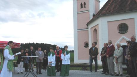 Pfarrer Eberhard Weigel (links) segnete den Parkplatz für Pendler bei der Kapelle St. Salvator in Adelzhausen.