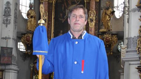 Ein blauer Mantel ist das Symbol für Gemeinschaft von 30 Männern