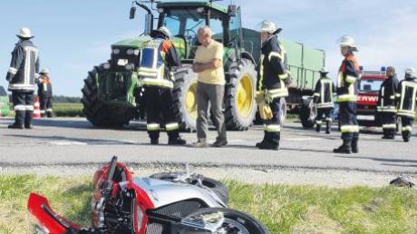 Verletzt wurde ein Motorradfahrer bei Oberneul am Gallenbacher Berg auf der B 300. Er stieß beim Überholen mit einem Traktor zusammen, der in die Straße Richtung Weidachmühle abbiegen wollte. 