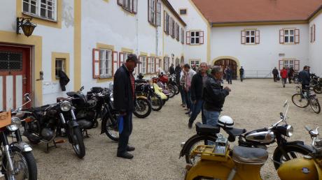 Im Hof von Schloss Gumppenberg waren Oldtimer-Motorräder zu bewundern.