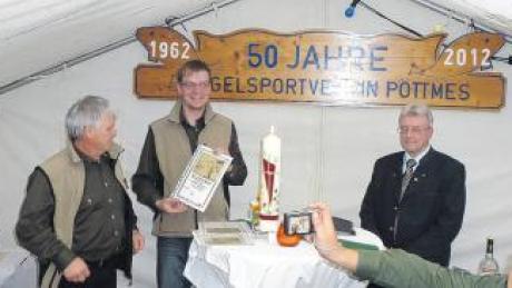 Hannes Brzenskott (Mitte) wurde bei der Jubiläumsfeier für 20-jährige Mitgliedschaft geehrt: hier mit 2. Vorsitzenden Josef Wenger (links) und Erich Thren vom Fischereiverband Schwaben.  