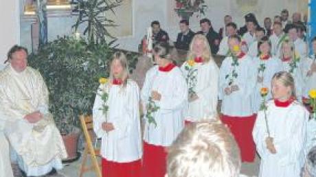 Die Ministranten aus Gebenhofen und Anwalting sangen „Viel Glück und viel Segen“ und überreichten dem Jubilar Pater Dominikus Kirchmaier jeweils eine Rose. 