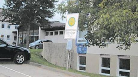 Vor dem ehemaligen Schulgebäude in Obergriesbach wird kein Buswartehäuschen aufgestellt. Der Gemeinderat lehnte einen entsprechenden Antrag geschlossen ab. 