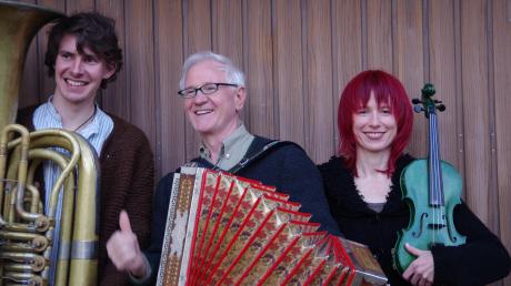 Hans Well (Mitte) kommt mit seinen neuen musikalischen Partnern Michael von Mücke und Monika Drasch nach Pöttmes. Bild: privat