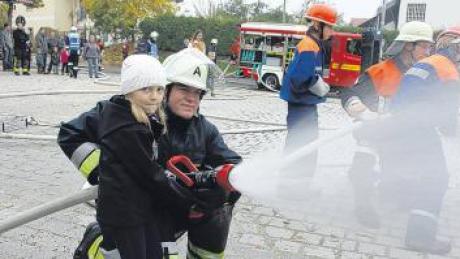 Auch die Jüngsten durften beim Aktionstag mit Unterstützung mit einem Feuerwehrschlach spritzen. 