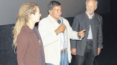 Stephan Kreppold (rechts) ist sichtlich betroffen, vom Film und von dem, was Gerónimo Arévalos zu sagen hat. Die Journalistin Steffi Holz war selbst schon mehrfach in Südamerika und hat dort recherchiert. Sie dolmetscht die Aussagen des Aktivisten aus Paraguay. 