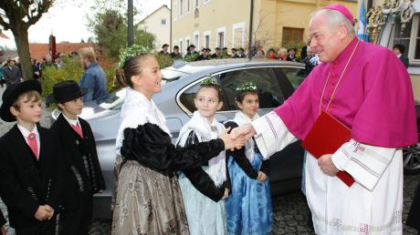 Bischof Anton Losinger begrüßt die Kinder vom Heimatverein Inchenhofen. 