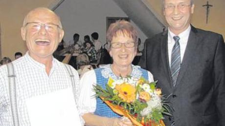 Blumen und einen Scheck über 1000 Euro übergab Rudi Fuchs (rechts) für Christine Escher und ihren Mann Alois.