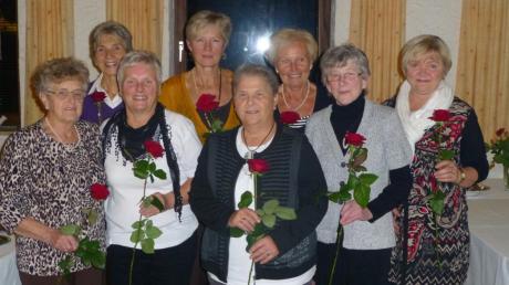 Die noch aktiven Gründungsmitglieder: (von links) Fini Haas, Traudi Schiller, Juli Jakob, Irmgard Gutmann, Helga Winter, Inge Lageder, Juli Lindermayr und Maria Haas.