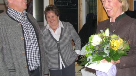 Zum 70. Geburtstag von Anton Herb (links) aus Rehling gratulierte auch die Chorleiterin des Rehlinger Kirchenchors, Claudia Sperling (rechts). In der Bildmitte Marianne Herb, die Ehefrau des Jubilars. 