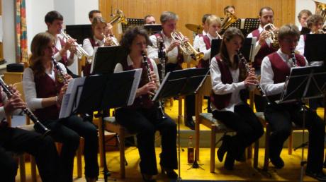 Das Blasorchester des MVO erntete viel Applaus für ein gelungenes Konzert im Gemeinschaftshaus Obergriesbach. Zu winter- lichen Klängen aus aller Welt gab es vorweihnachtliche Geschichten. 