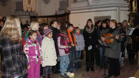 Der Sielenbacher Kinderchor verzückte die Zuhörer mit dem Lied „Am Kranz brennt a Kerzerl“.  