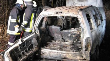 In diesem Auto starb am Freitag ein Mann bei Großhausen. Das Auto brannte völlig aus. Die Ursache ist laut Polizei noch unklar. 