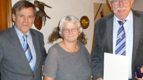 BLSV-Vizepräsident Bernd Kränzle ehrte Brigitte und Klaus Laske mit der Ehrennadel in Gold. 